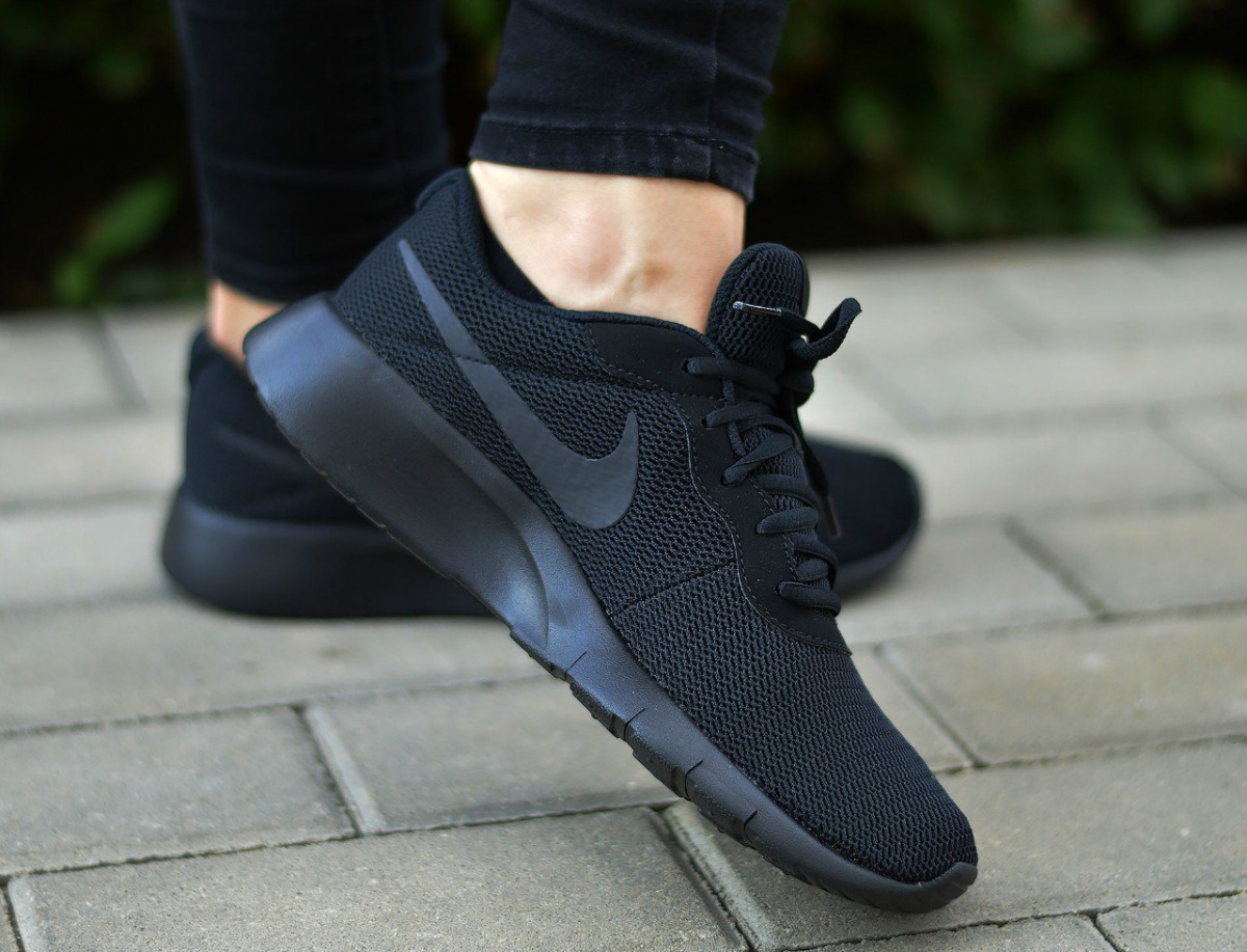 black nike tanjun sneakers